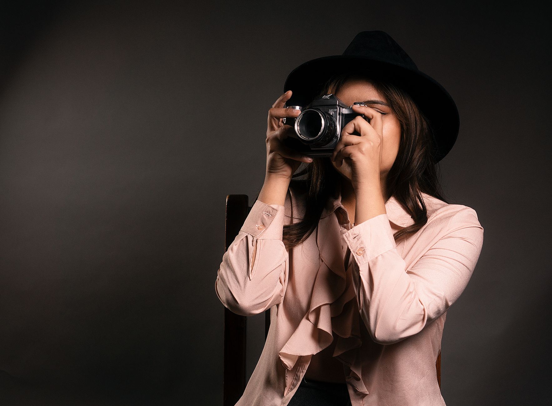 Fotograaf maakt een portretfoto met een klassieke camera