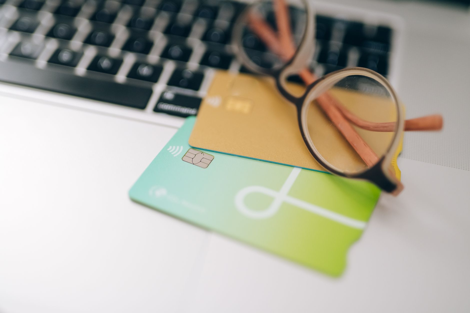 Bankpassen en een bril op een laptop