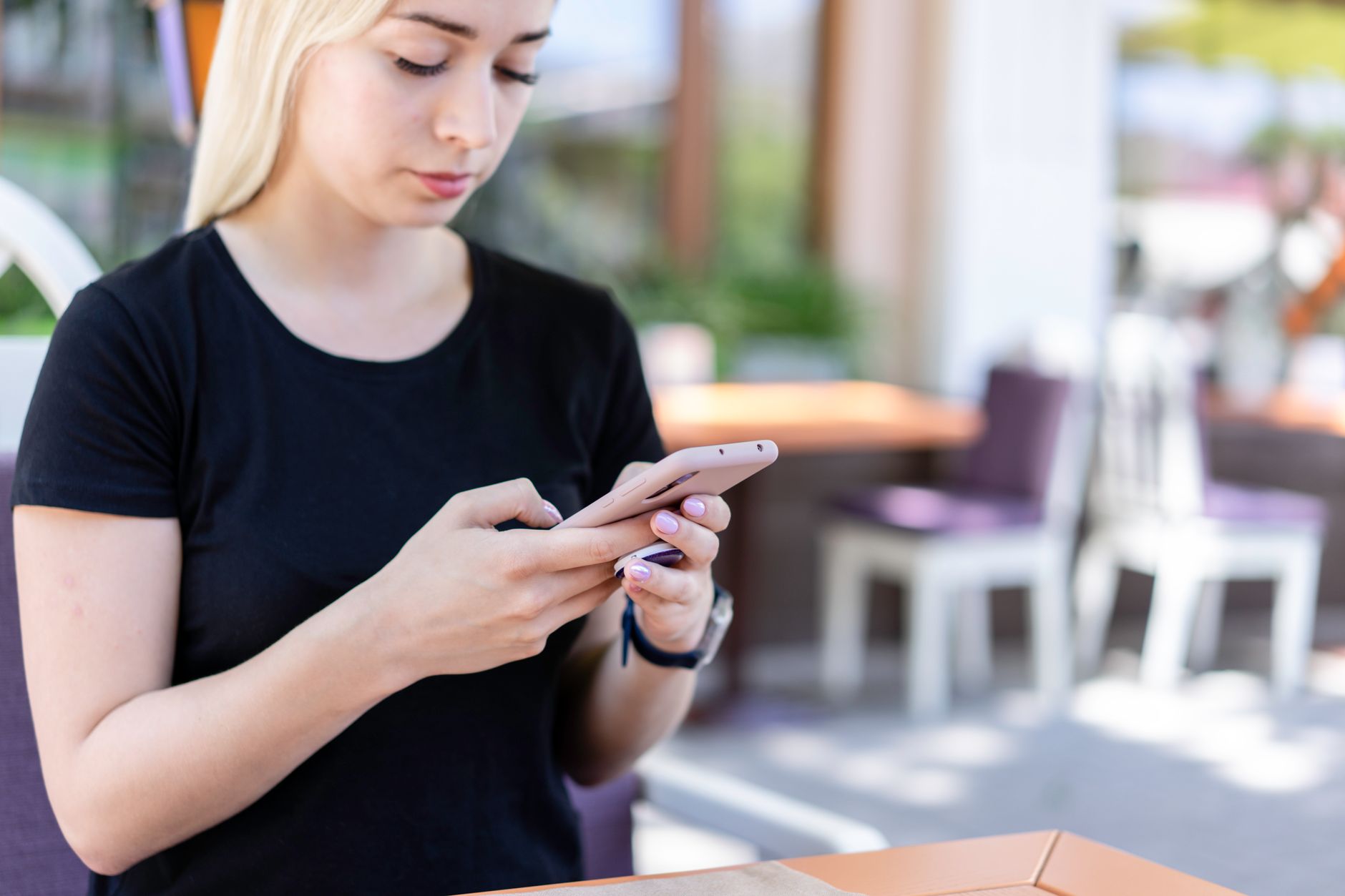 Vrouw beoordeelt een datingprofiel op haar smartphone
