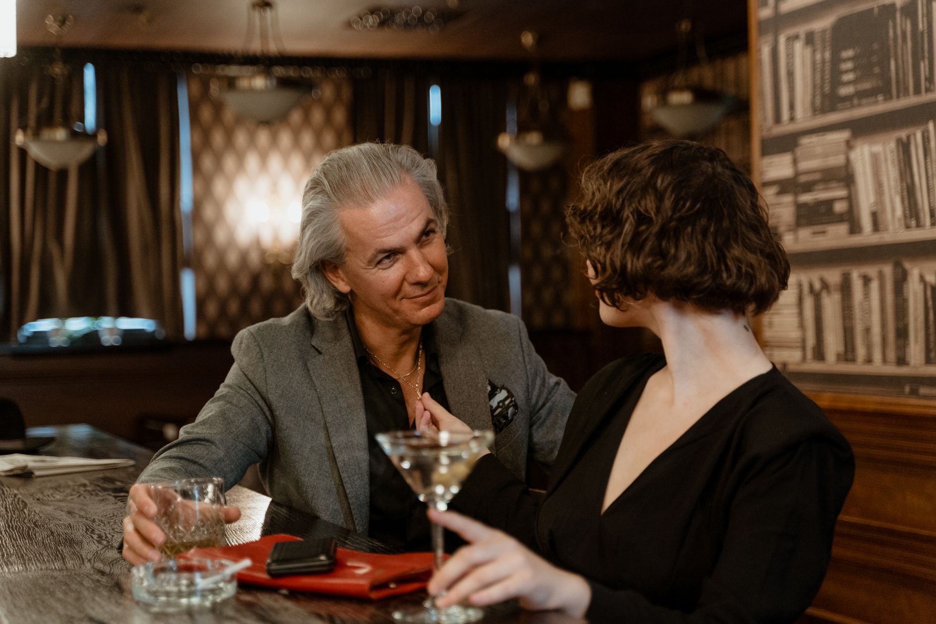 Gevestigde man in gesprek met zijn date aan de bar