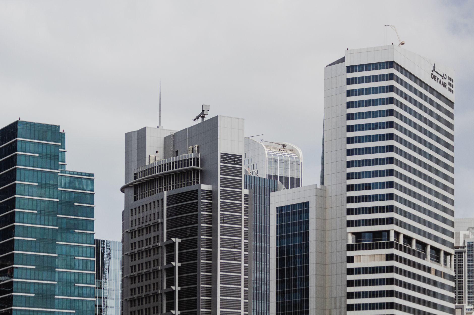 Skyline met moderne kantoortorens van glas