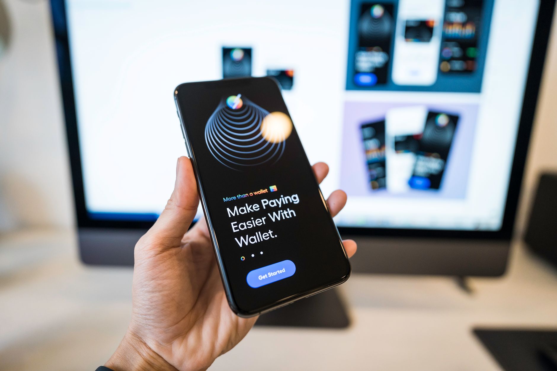 Hand met een telefoon waarop een betaalapp openstaat